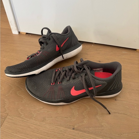 Nike Women’s Cross Training Sneaker - Picture 7 of 7